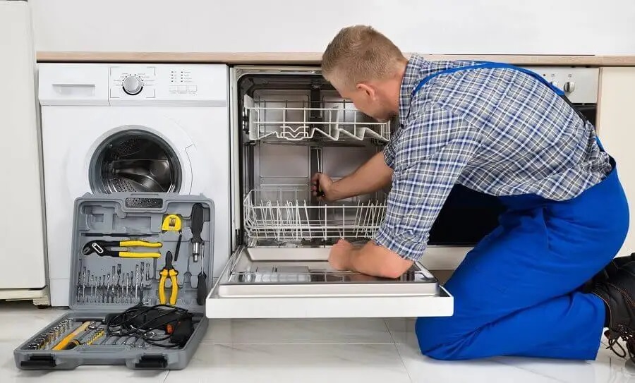 Kalecik Whirlpool servisi teknisyen ekibi beyaz eşya tamiri yaparken